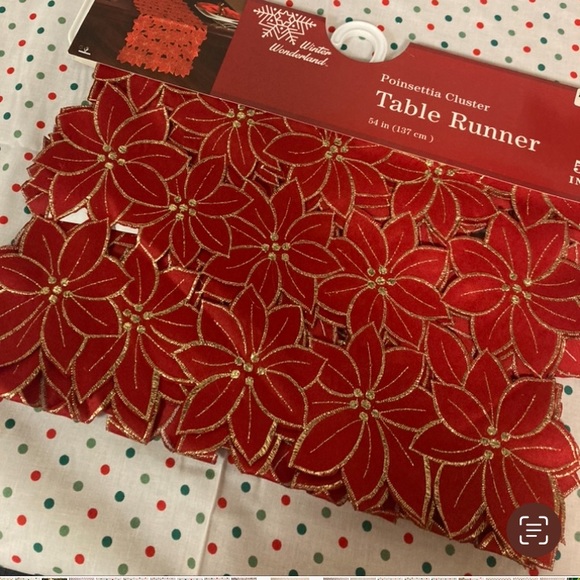 NIW Winter wonderland red poinsettia cluster table runner - Picture 2 of 9